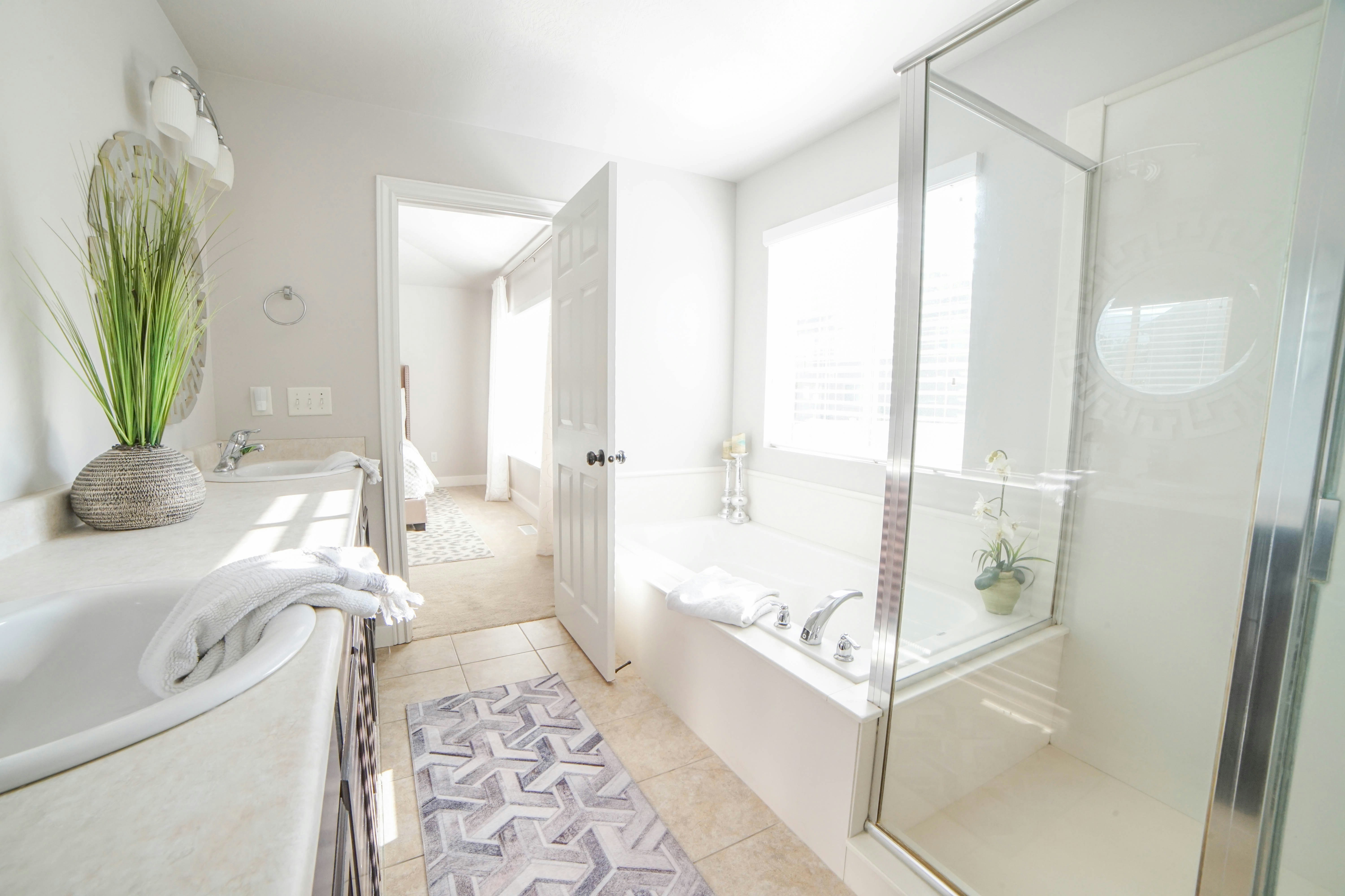 Helles Interieur mit Glastrennwand