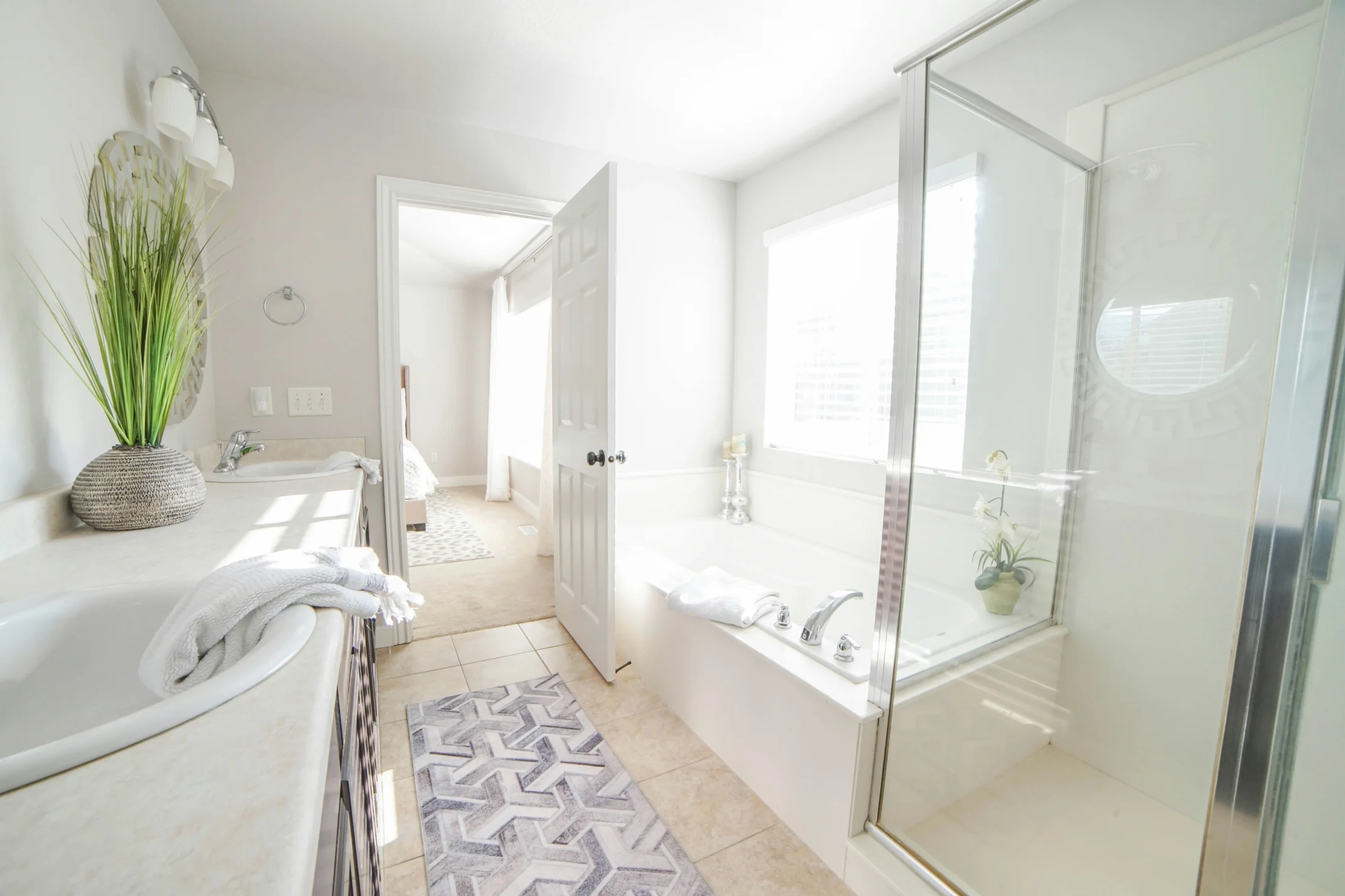 Helles Interieur mit Glastrennwand