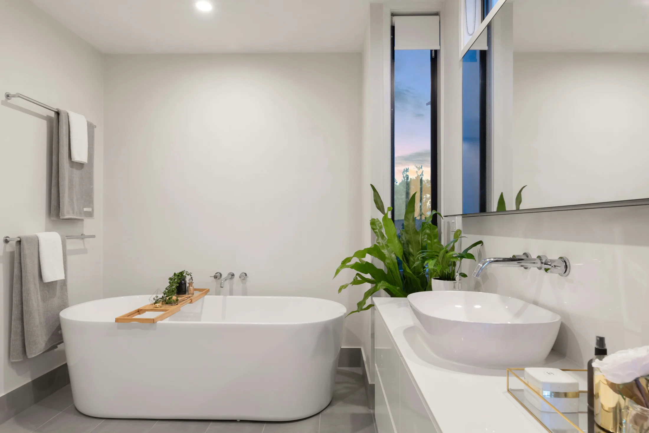 Elegantes Bad mit Glasdusche