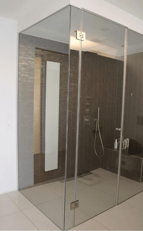 Glasdusche mit Mosaikwand