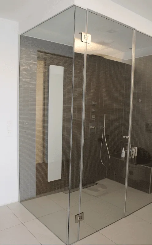 Glasdusche mit Mosaikwand
