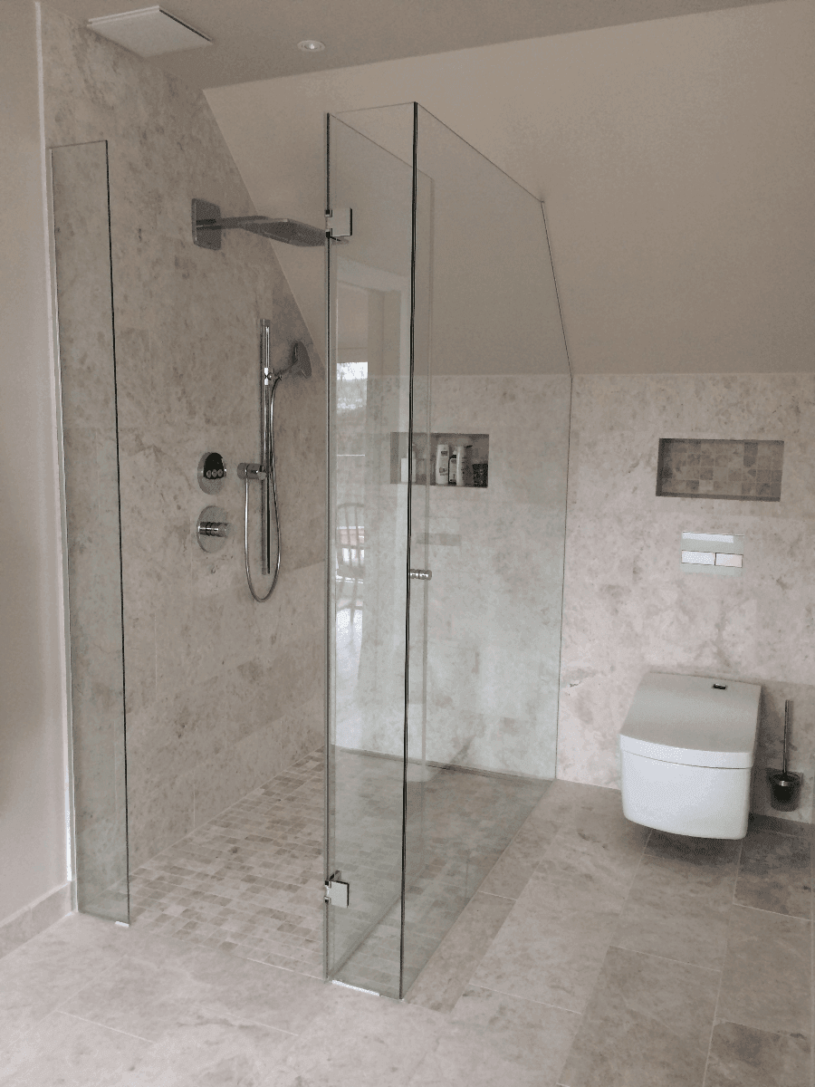 Rahmenlose Glasdusche in Marmorbad